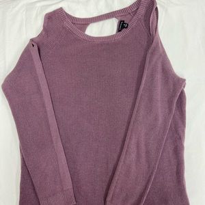 Like new torrid sweater light maroon coloring. Cold shoulder lightweight sweater